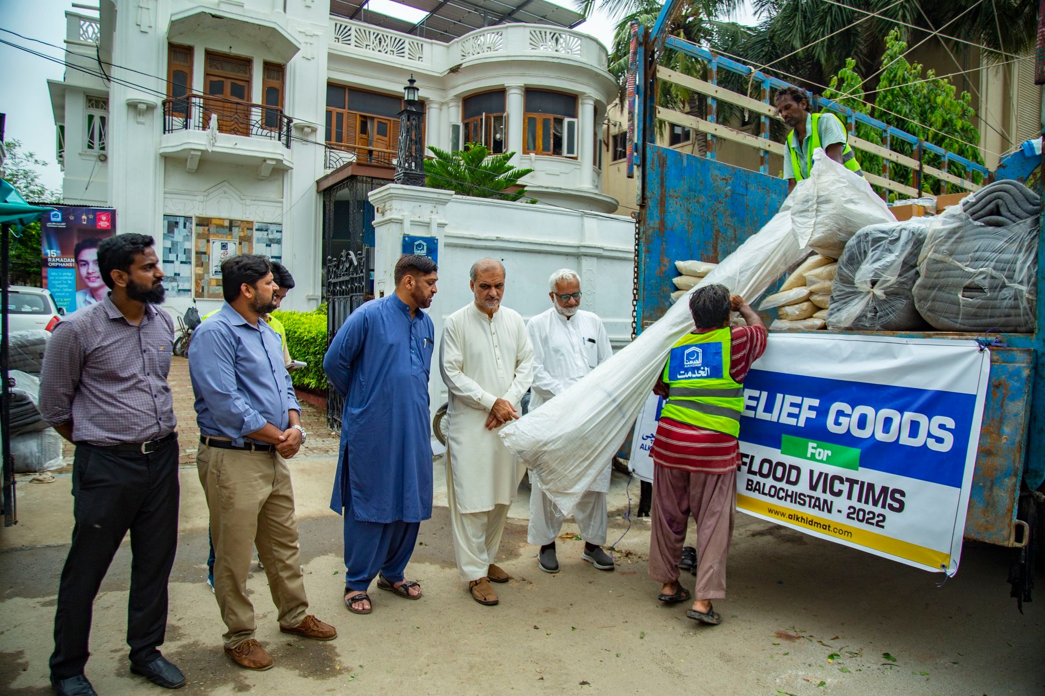 Ameer Jamaat-e-Islami Hafiz Naeem ur Rehman is supervising the uploading of goods in the presence of and Executive Director Alkhidmat Karachi Rashid Qureshi.